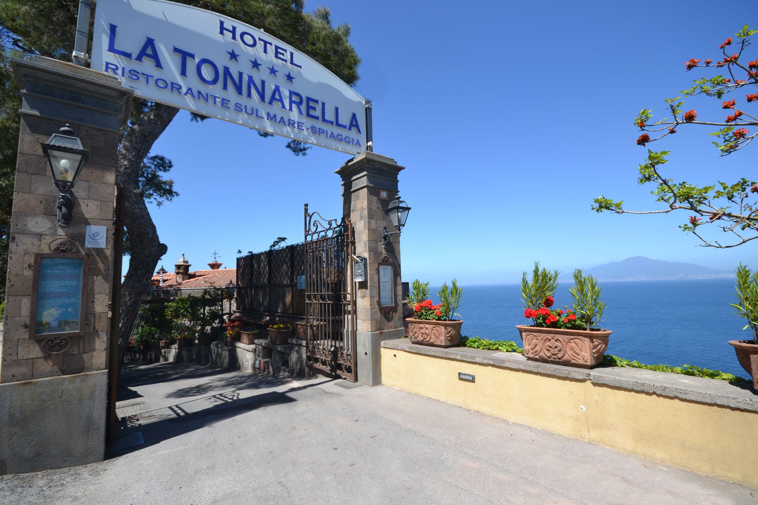 Hotel La Tonnarella Sorrento Bagian luar foto