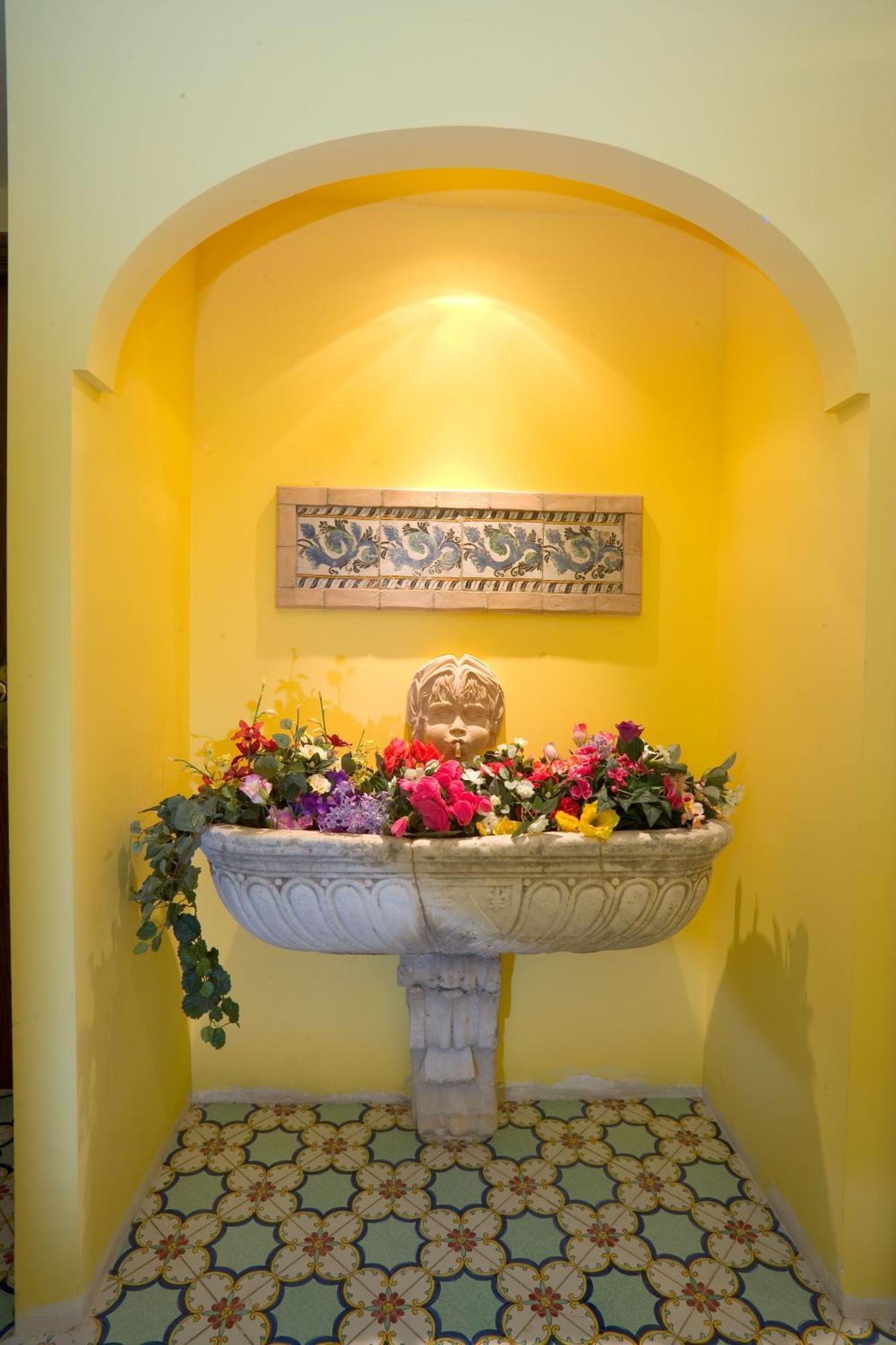 Hotel La Tonnarella Sorrento Bagian luar foto