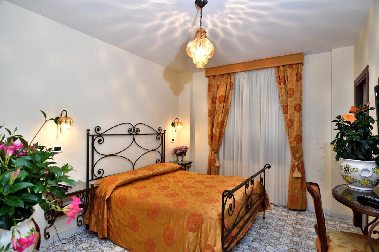 Hotel La Tonnarella Sorrento Bagian luar foto