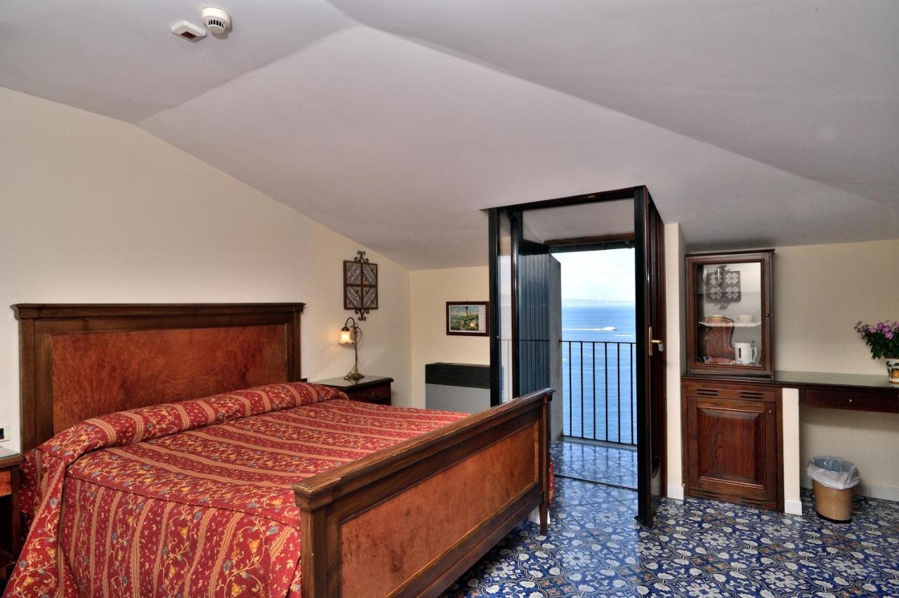 Hotel La Tonnarella Sorrento Bagian luar foto