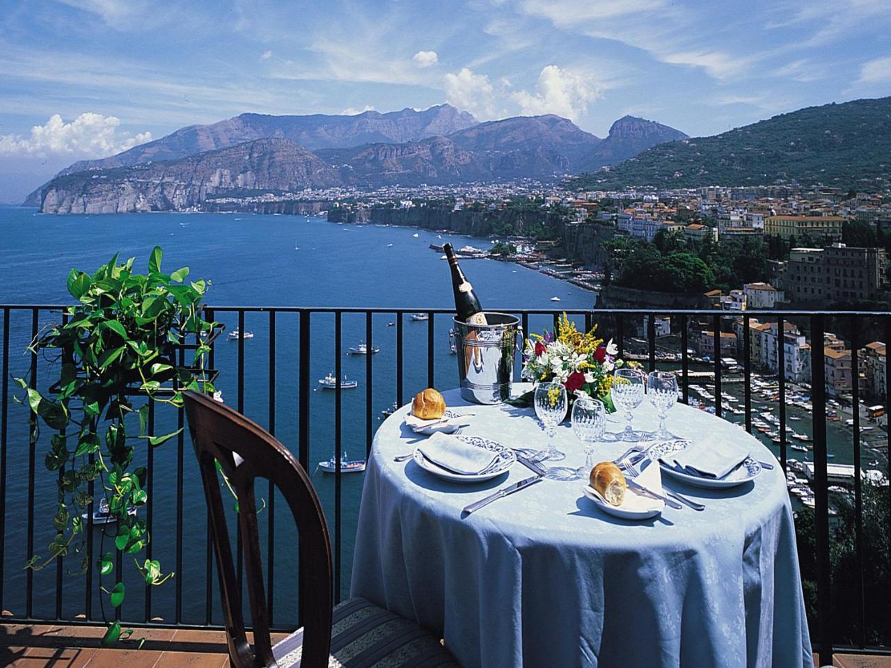 Hotel La Tonnarella Sorrento Bagian luar foto